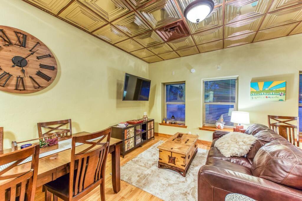 The Lovemore Inn~Hot Tub~Cheerful Carriage Home Дельта Экстерьер фото